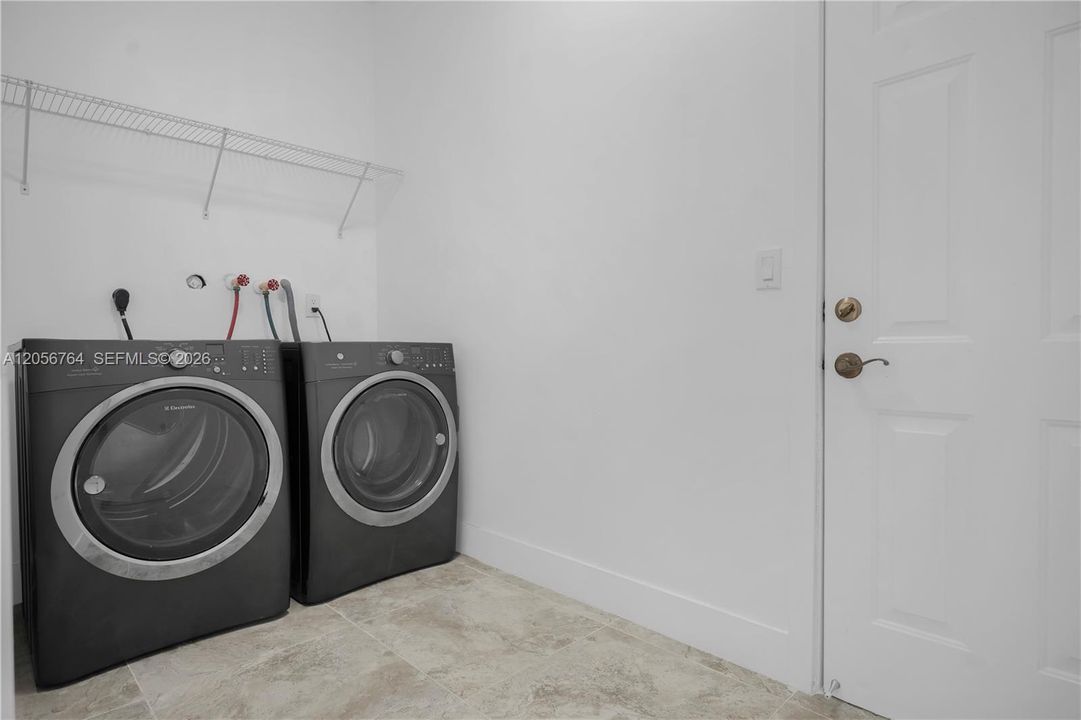 En Venta: $750,000 (5 camas, 3 baños, 3575 Pies cuadrados)