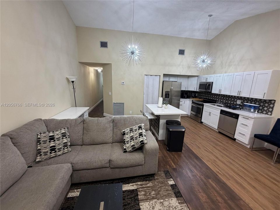 For Sale: $327,000 (2 beds, 2 baths, 1139 Square Feet)
