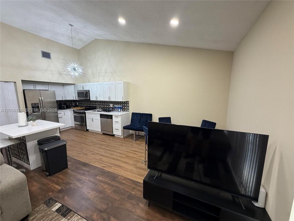 For Sale: $327,000 (2 beds, 2 baths, 1139 Square Feet)