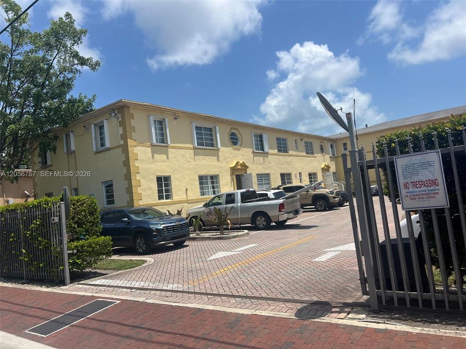 For Rent: $2,200 (2 beds, 1 baths, 780 Square Feet)