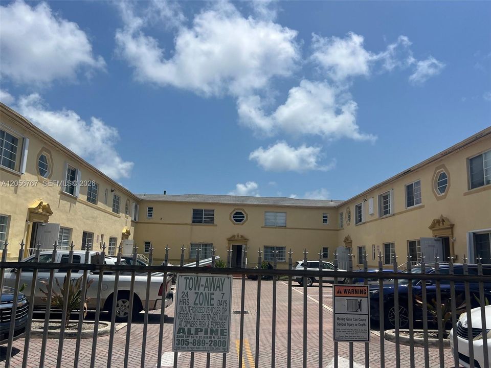 For Rent: $2,200 (2 beds, 1 baths, 780 Square Feet)