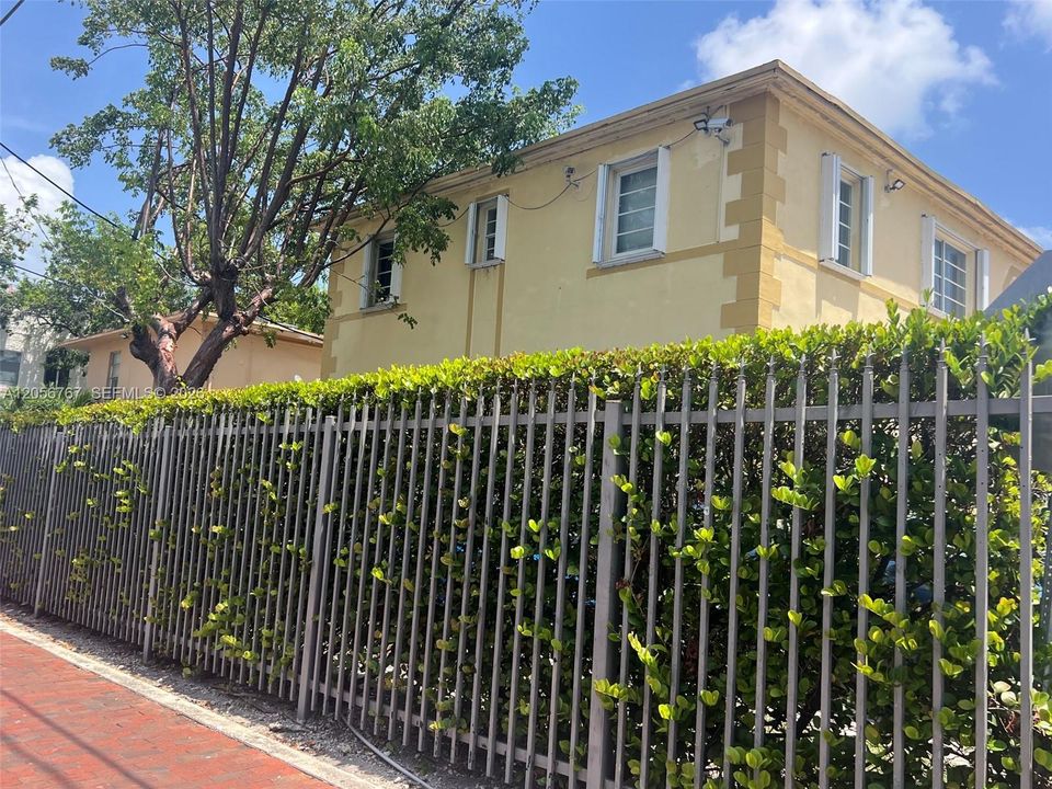 For Rent: $2,200 (2 beds, 1 baths, 780 Square Feet)