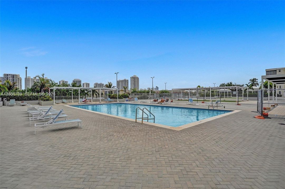 For Rent: $2,000 (1 beds, 1 baths, 1005 Square Feet)