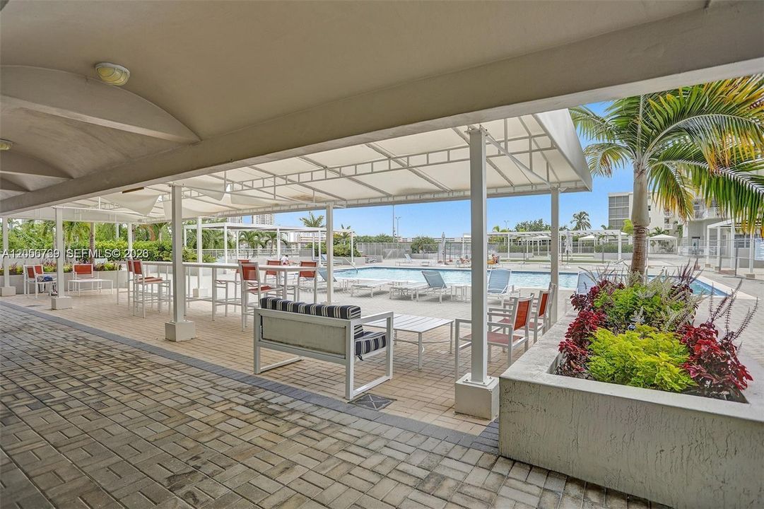 For Rent: $2,000 (1 beds, 1 baths, 1005 Square Feet)