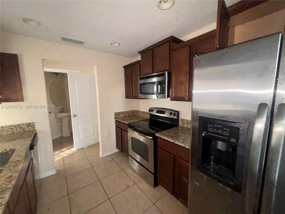 For Rent: $2,250 (3 beds, 2 baths, 1372 Square Feet)