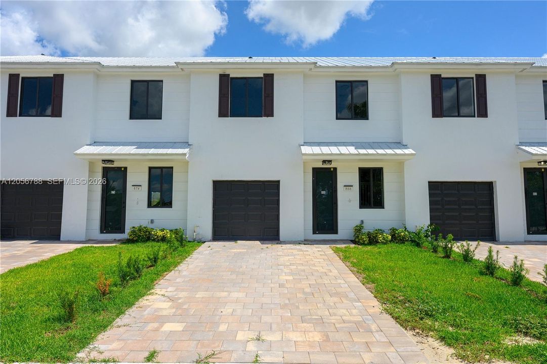 En Renta: $3,250 (3 camas, 3 baños, 1810 Pies cuadrados)
