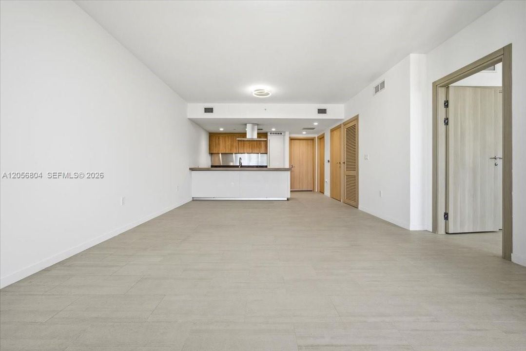 For Rent: $5,500 (1 beds, 1 baths, 826 Square Feet)