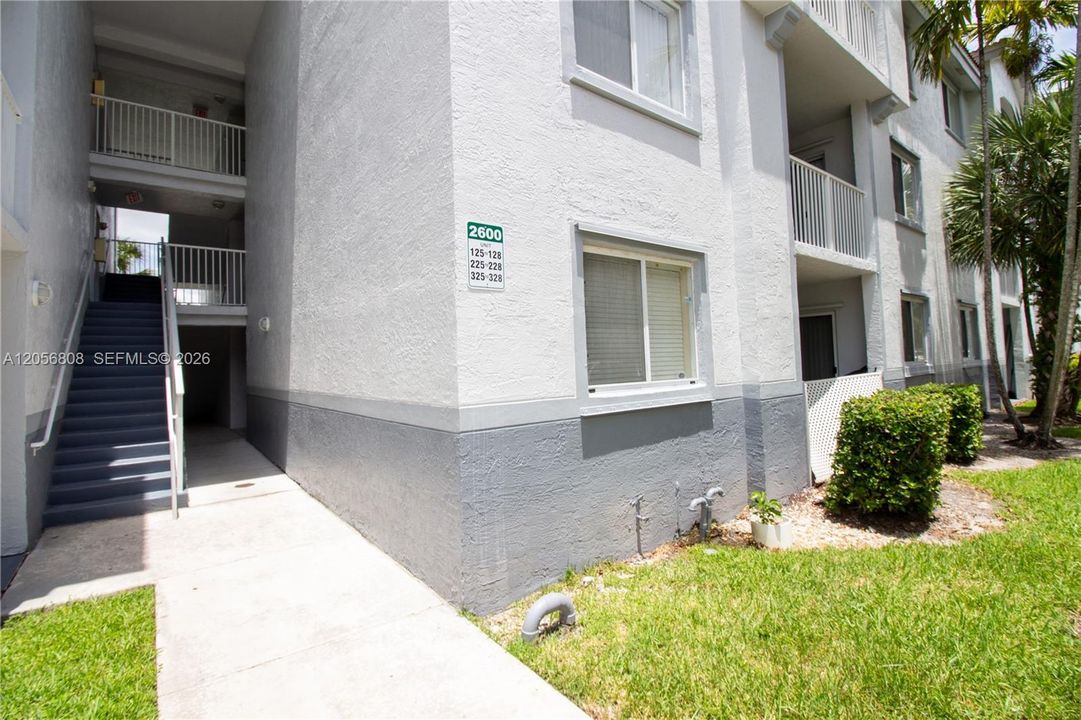 For Sale: $235,000 (1 beds, 1 baths, 823 Square Feet)