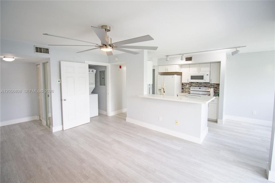 For Sale: $235,000 (1 beds, 1 baths, 823 Square Feet)