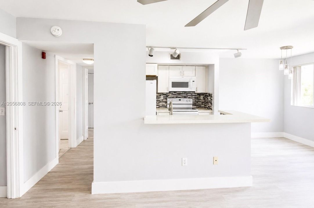 For Sale: $235,000 (1 beds, 1 baths, 823 Square Feet)