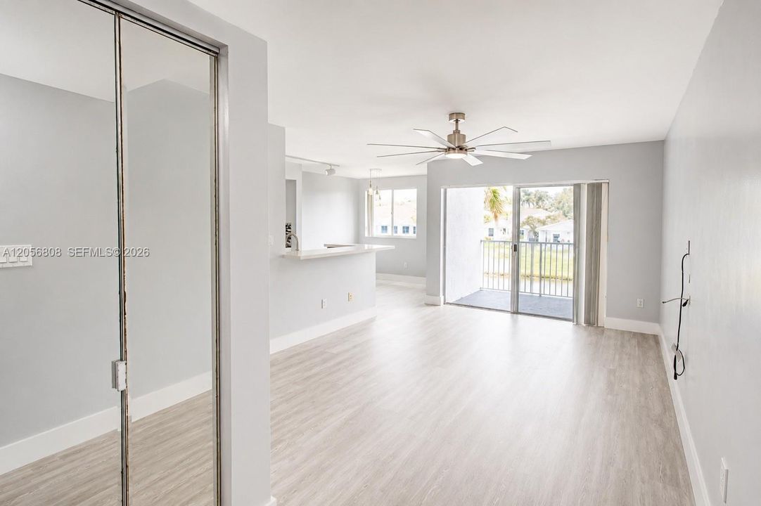 For Sale: $235,000 (1 beds, 1 baths, 823 Square Feet)
