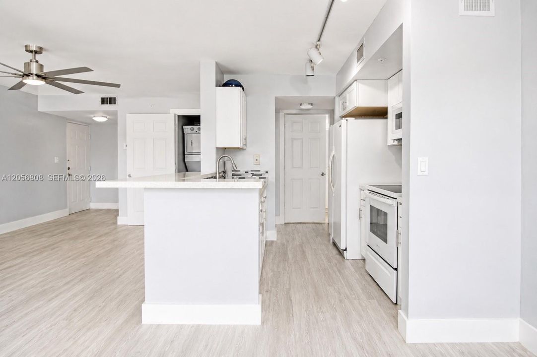 For Sale: $235,000 (1 beds, 1 baths, 823 Square Feet)
