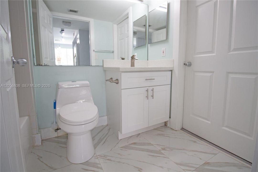 For Sale: $235,000 (1 beds, 1 baths, 823 Square Feet)