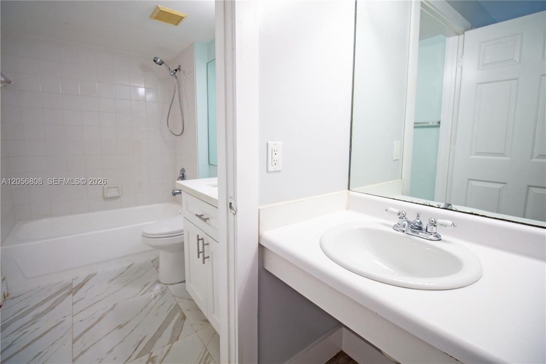 For Sale: $235,000 (1 beds, 1 baths, 823 Square Feet)