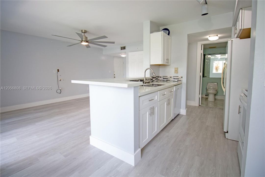 For Sale: $235,000 (1 beds, 1 baths, 823 Square Feet)