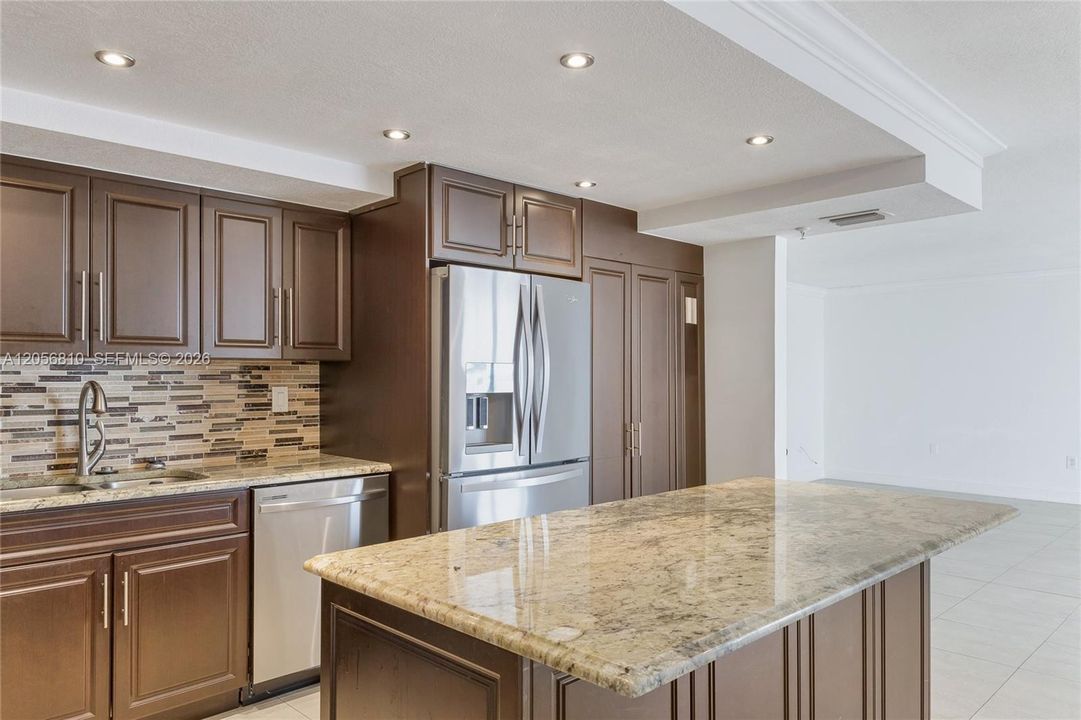 В аренду: $3,800 (2 спален, 2 ванн, 1415 Квадратных фут)