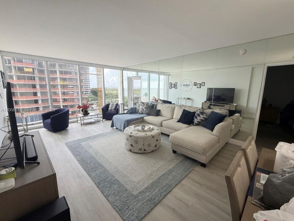 For Rent: $4,100 (1 beds, 1 baths, 896 Square Feet)