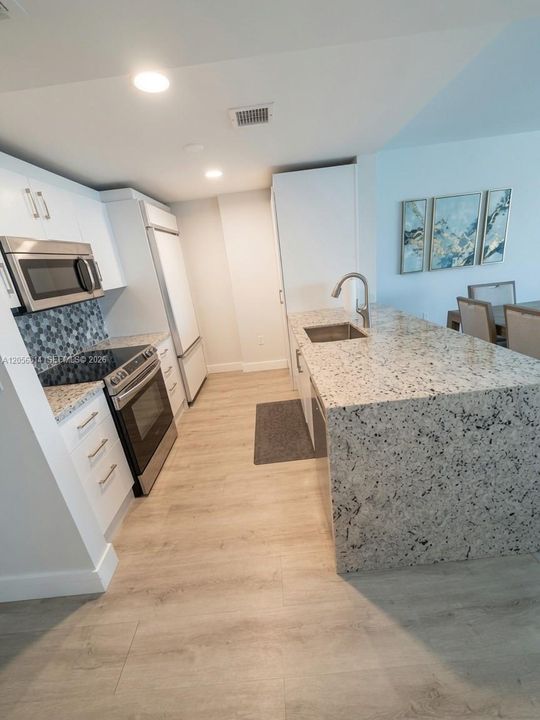 For Rent: $4,100 (1 beds, 1 baths, 896 Square Feet)