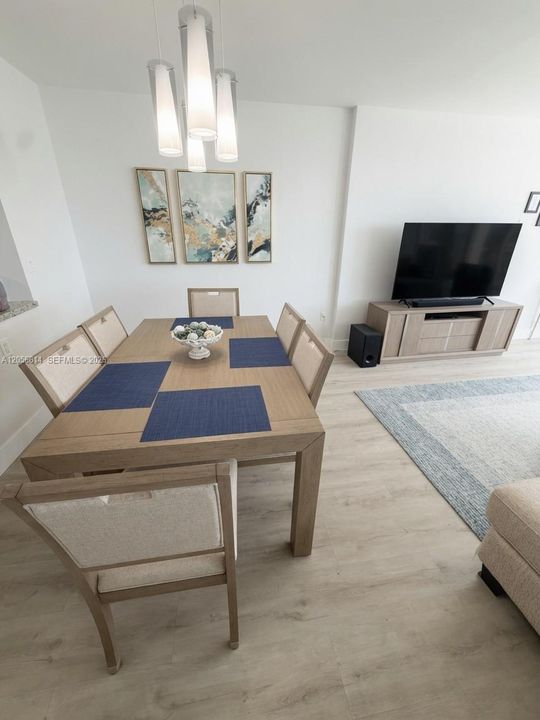 For Rent: $4,100 (1 beds, 1 baths, 896 Square Feet)