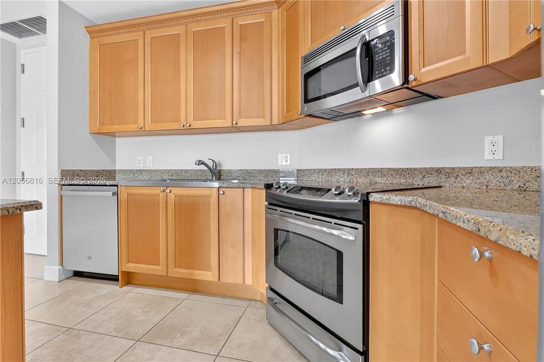 For Rent: $3,300 (1 beds, 1 baths, 781 Square Feet)