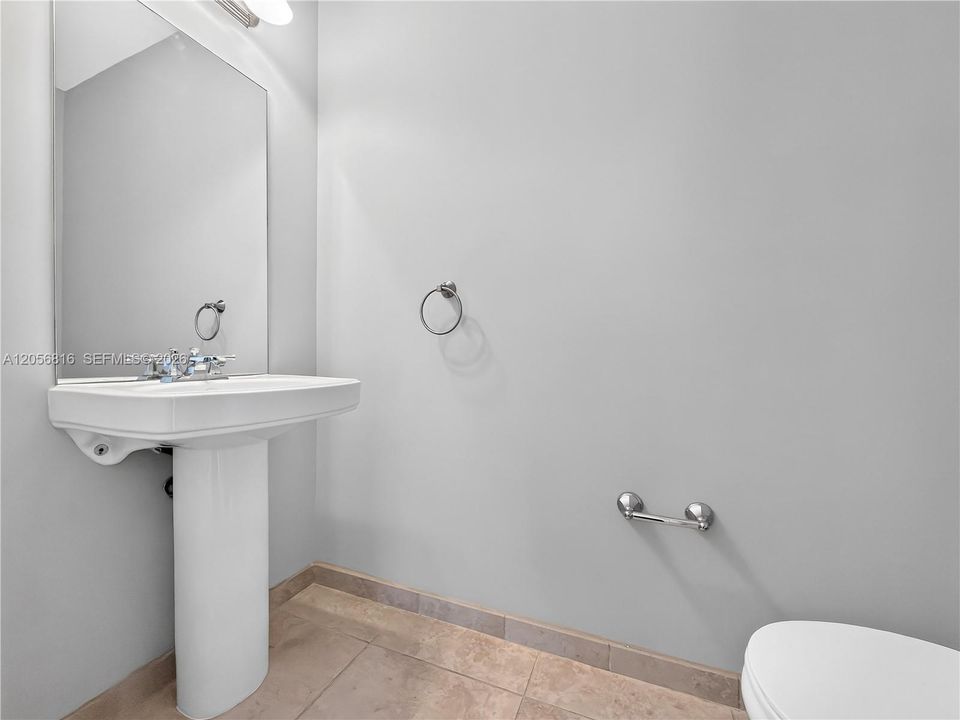 For Rent: $3,300 (1 beds, 1 baths, 781 Square Feet)
