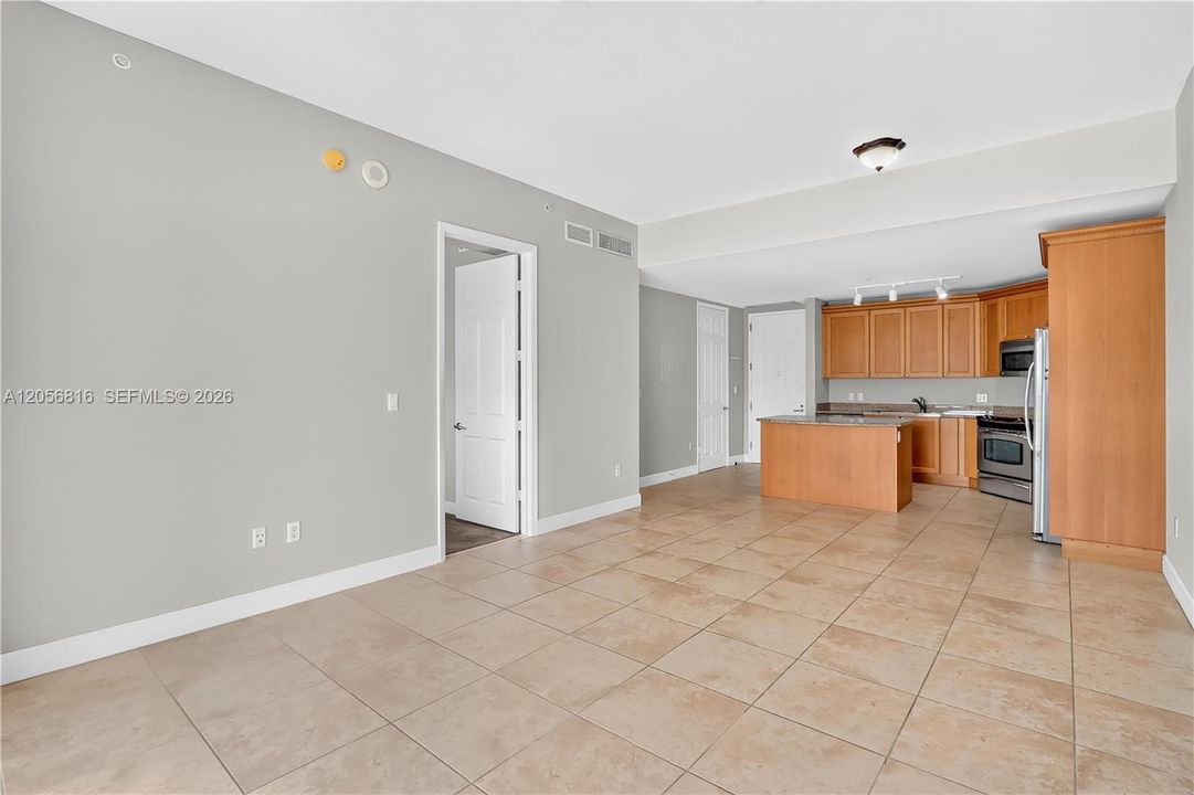For Rent: $3,300 (1 beds, 1 baths, 781 Square Feet)