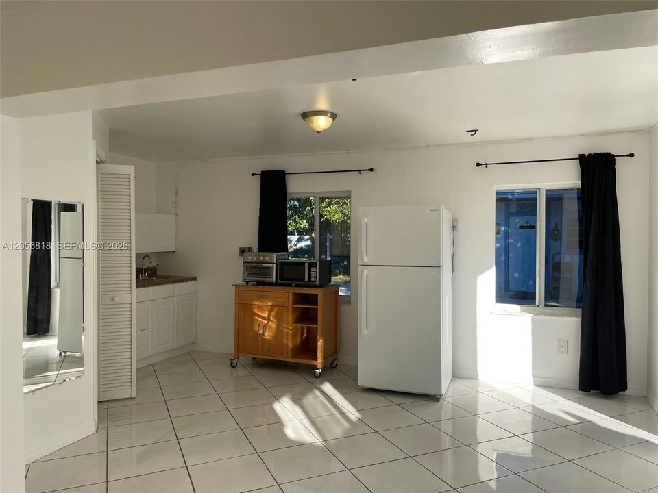 For Rent: $1,300 (0 beds, 1 baths, 300 Square Feet)