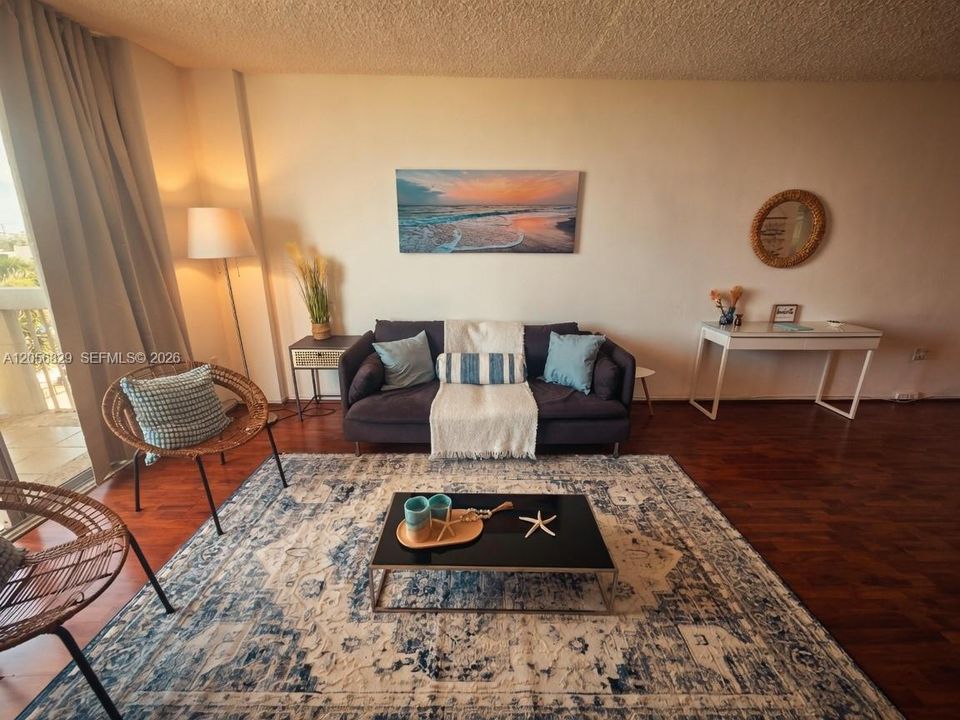 В аренду: $3,100 (1 спален, 1 ванн, 810 Квадратных фут)