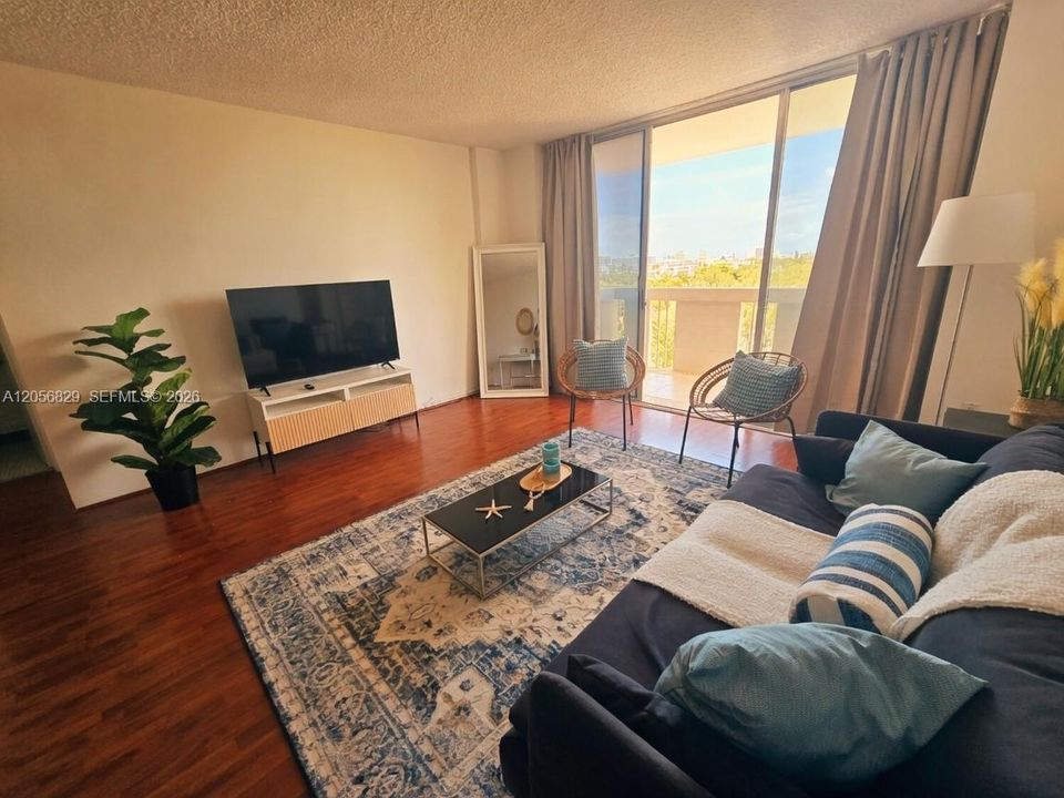 В аренду: $3,100 (1 спален, 1 ванн, 810 Квадратных фут)