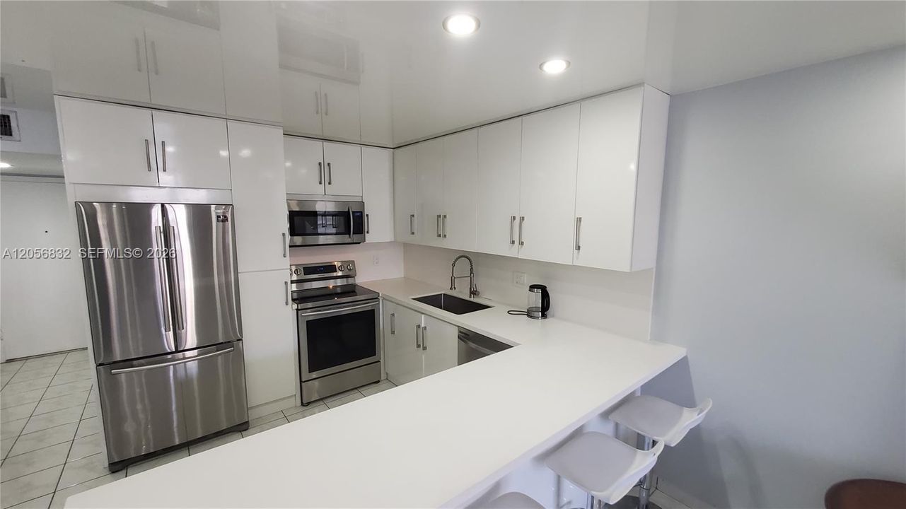 For Rent: $1,900 (1 beds, 1 baths, 870 Square Feet)