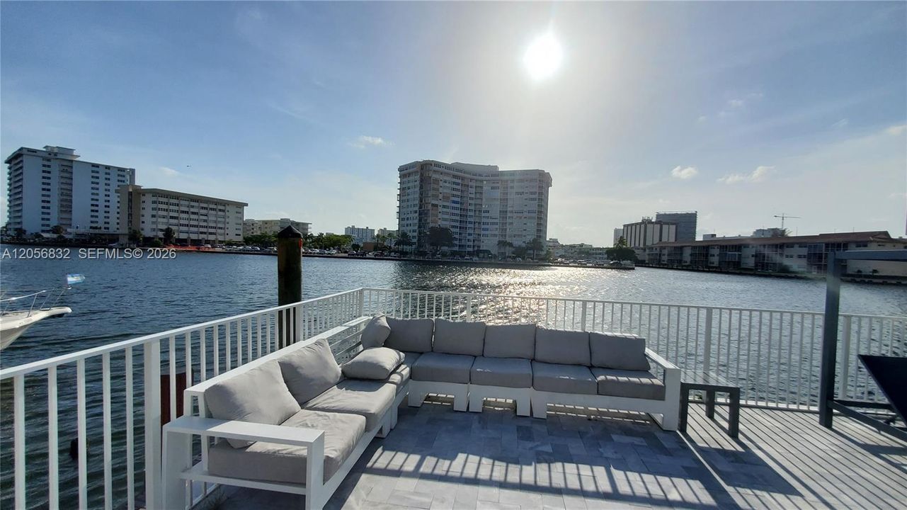 For Rent: $1,900 (1 beds, 1 baths, 870 Square Feet)