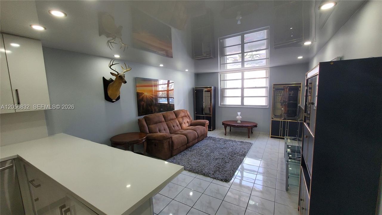 For Rent: $1,900 (1 beds, 1 baths, 870 Square Feet)