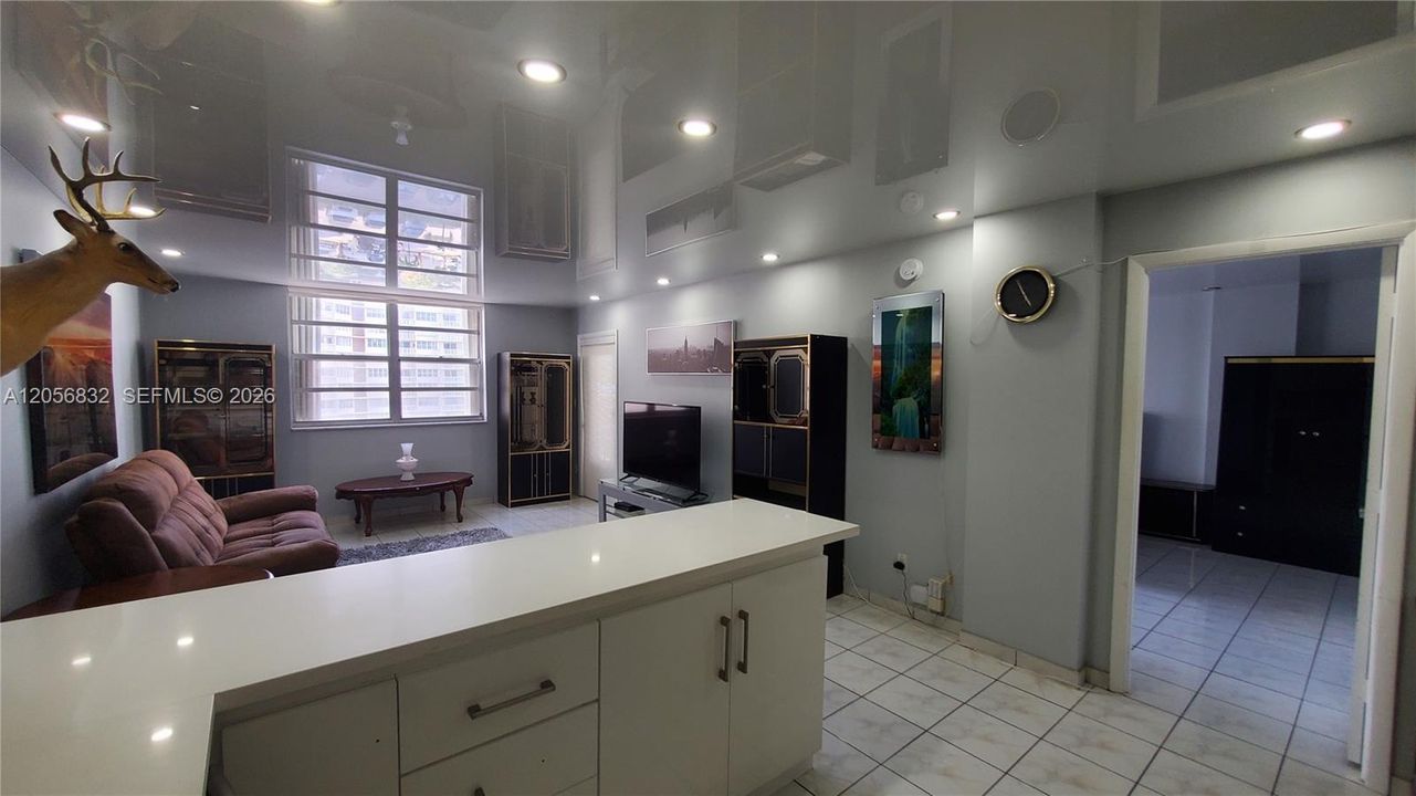 For Rent: $1,900 (1 beds, 1 baths, 870 Square Feet)