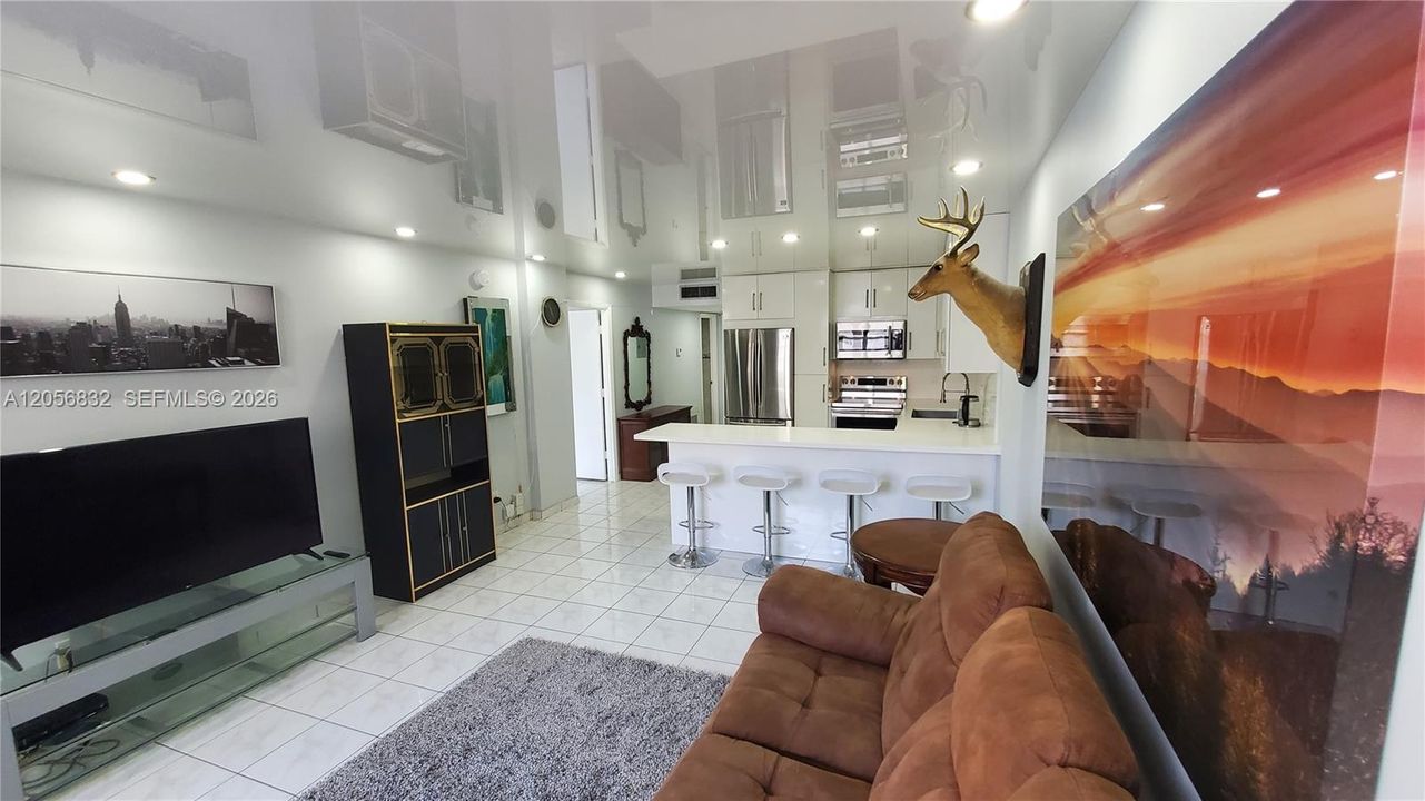 For Rent: $1,900 (1 beds, 1 baths, 870 Square Feet)
