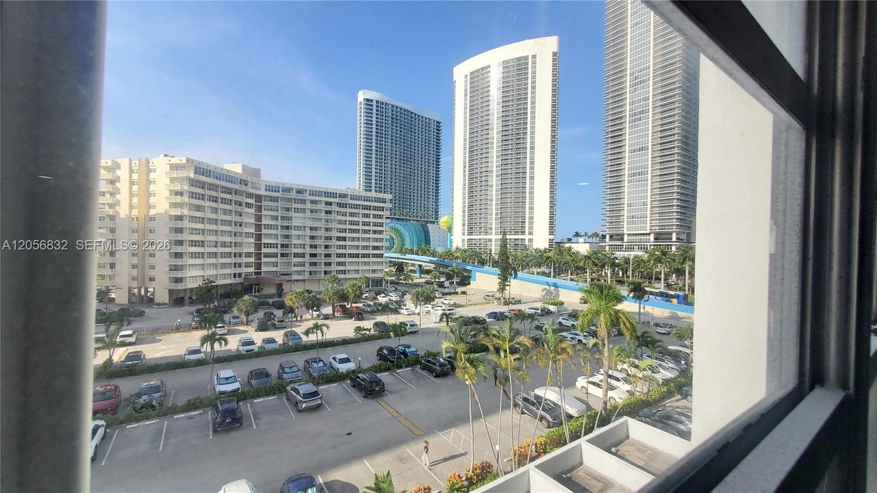 For Rent: $1,900 (1 beds, 1 baths, 870 Square Feet)