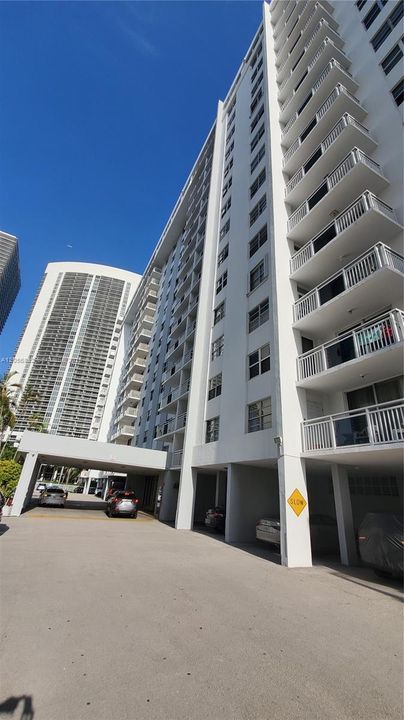 For Rent: $1,900 (1 beds, 1 baths, 870 Square Feet)