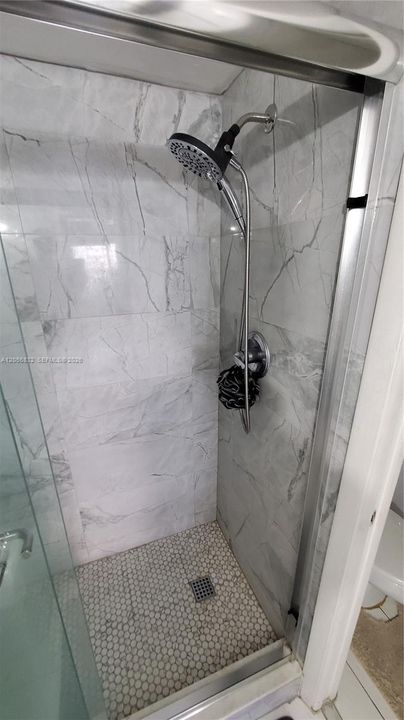 For Rent: $1,900 (1 beds, 1 baths, 870 Square Feet)