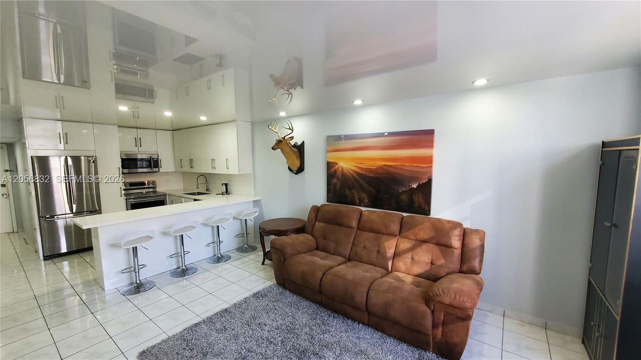 For Rent: $1,900 (1 beds, 1 baths, 870 Square Feet)