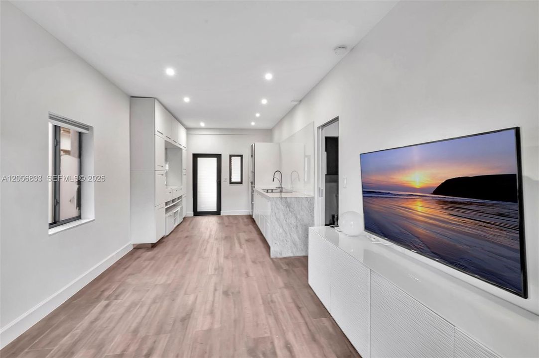 For Rent: $2,500 (1 beds, 1 baths, 594 Square Feet)