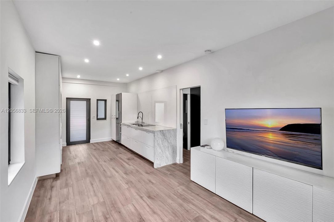For Rent: $2,500 (1 beds, 1 baths, 594 Square Feet)