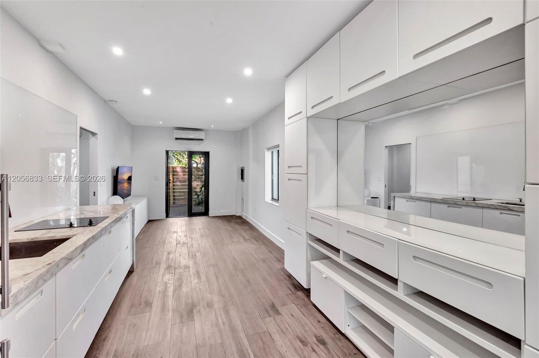 For Rent: $2,500 (1 beds, 1 baths, 594 Square Feet)