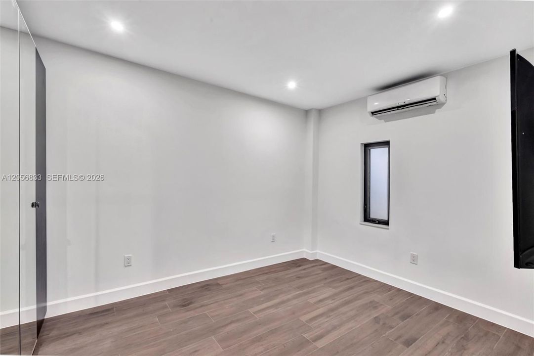 For Rent: $2,500 (1 beds, 1 baths, 594 Square Feet)