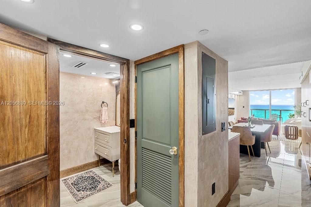 For Sale: $1,299,000 (2 beds, 2 baths, 1389 Square Feet)