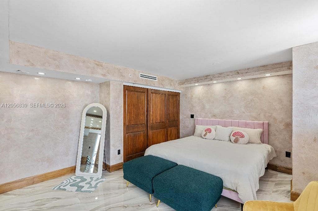 For Sale: $1,299,000 (2 beds, 2 baths, 1389 Square Feet)