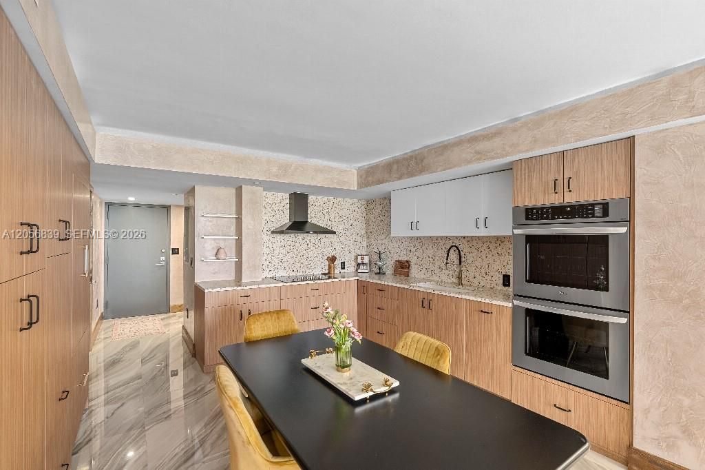 For Sale: $1,299,000 (2 beds, 2 baths, 1389 Square Feet)