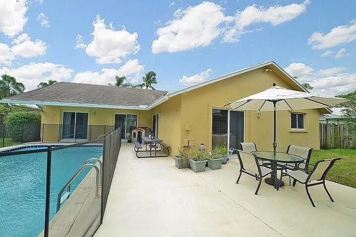 Backyard w pool