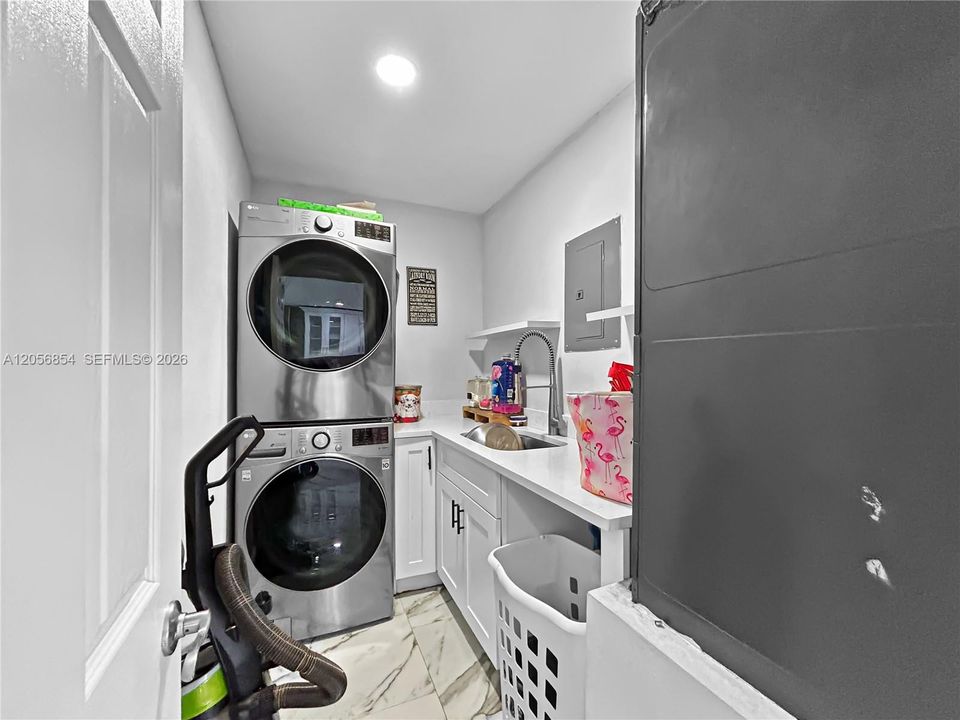 For Sale: $475,000 (4 beds, 3 baths, 2088 Square Feet)