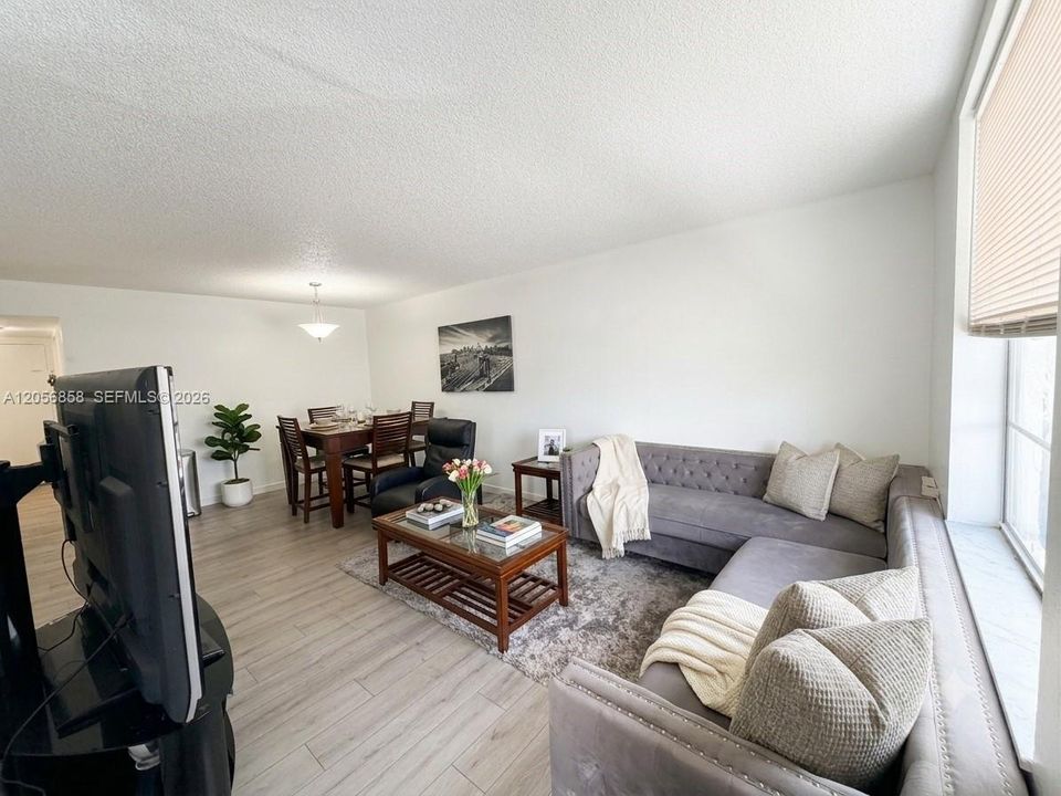 For Rent: $1,975 (2 beds, 2 baths, 996 Square Feet)