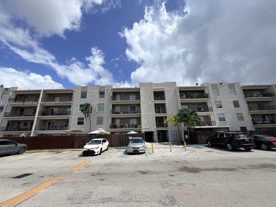 For Rent: $1,975 (2 beds, 2 baths, 996 Square Feet)