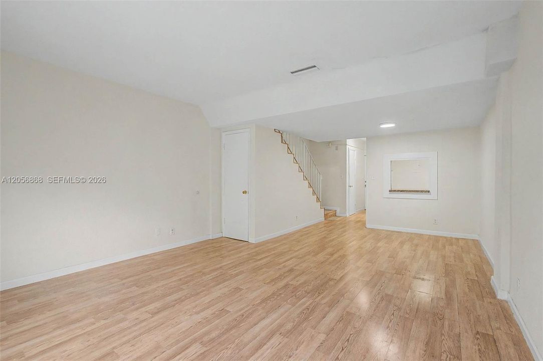 В аренду: $2,300 (2 спален, 1 ванн, 900 Квадратных фут)